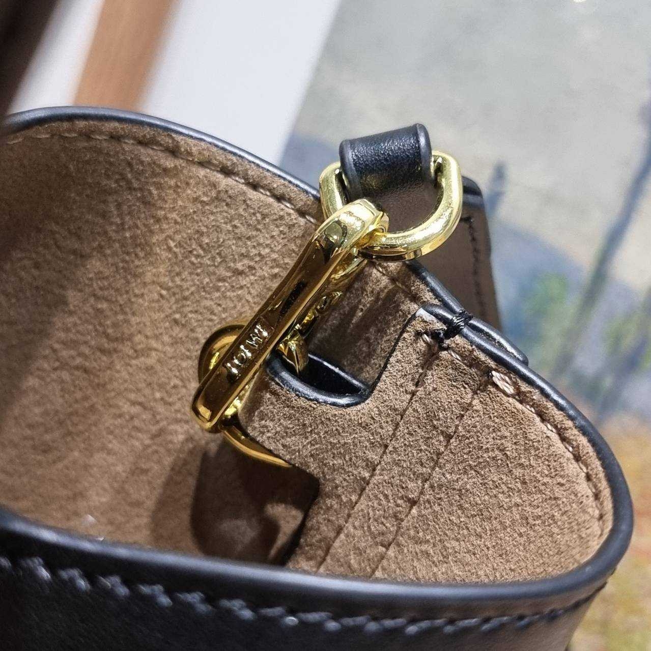 LOEWE MINI PEPBLE BUCKET IN MELLOW กระเป๋าทรงบัคเก็ต รูปทรงสวยใช้งานง่าย กิมมิคหรูหราสุดๆ