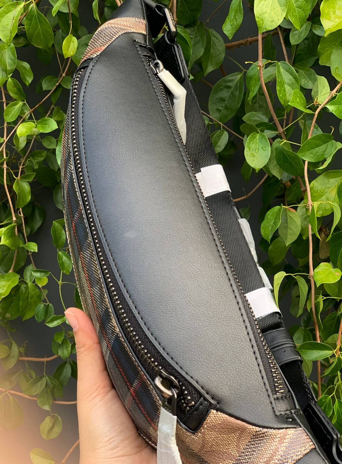 OUTTLET 】COACH WARREN BELT BAG IN SIGNATURE WITH PLAID PRINT ใบใหญ่คะ! ((83001)) สีเข้าใหม่ เอาใจวัยโจ๋ไปเลยจ้าา กระเป๋าคาดอกด้านหน้า//คาดไปทางด้านหลัง//หรือคาดเอวได้ ตามแต่ความถนัดได้เลยนะคะ หนังแท้ ด้านหน้าปริ้นลายสก๊อต+โลโก้แบรนด์ ได้สวยงามมากค่ะ กระเป