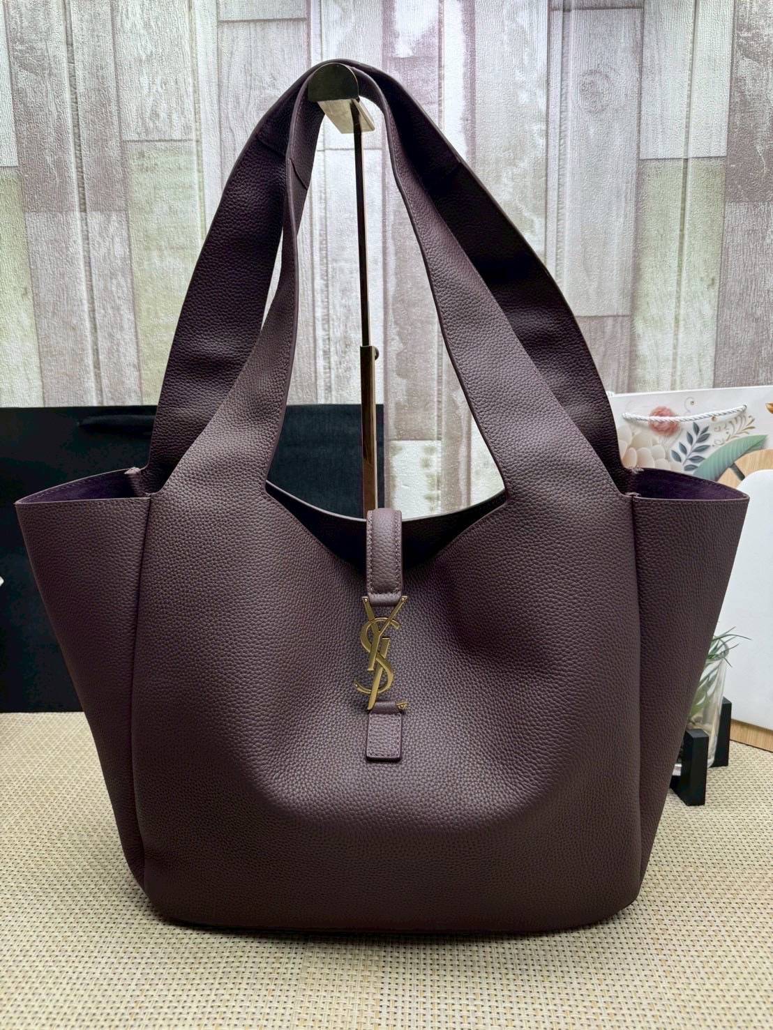 ORI หนังแท้ | YSL LE 5 À 7 BEA IN GRAINED LEATHER TOTE BAG กระเป๋าทรงโท้ทหนังแท้ลายเกรน สวยเด่นเป็นเอกลักษณ์ ดีไซน์เรียบแต่มาก สวยดูแพง ภายในโล่งกว้าง จุของได้เยอะ