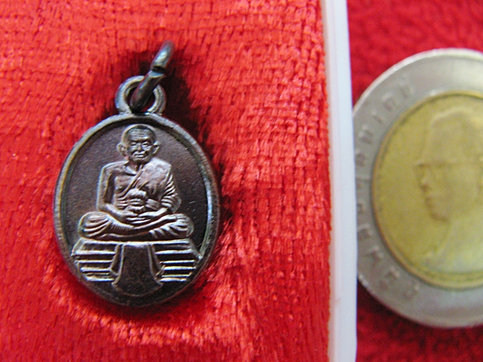 เหรียญเม็ดกระดุมหลวงพ่อทวด วัดห้วยมงคล เนื้อทองแดง ปี2552 พร้อมกล่องเดิมค่ะ