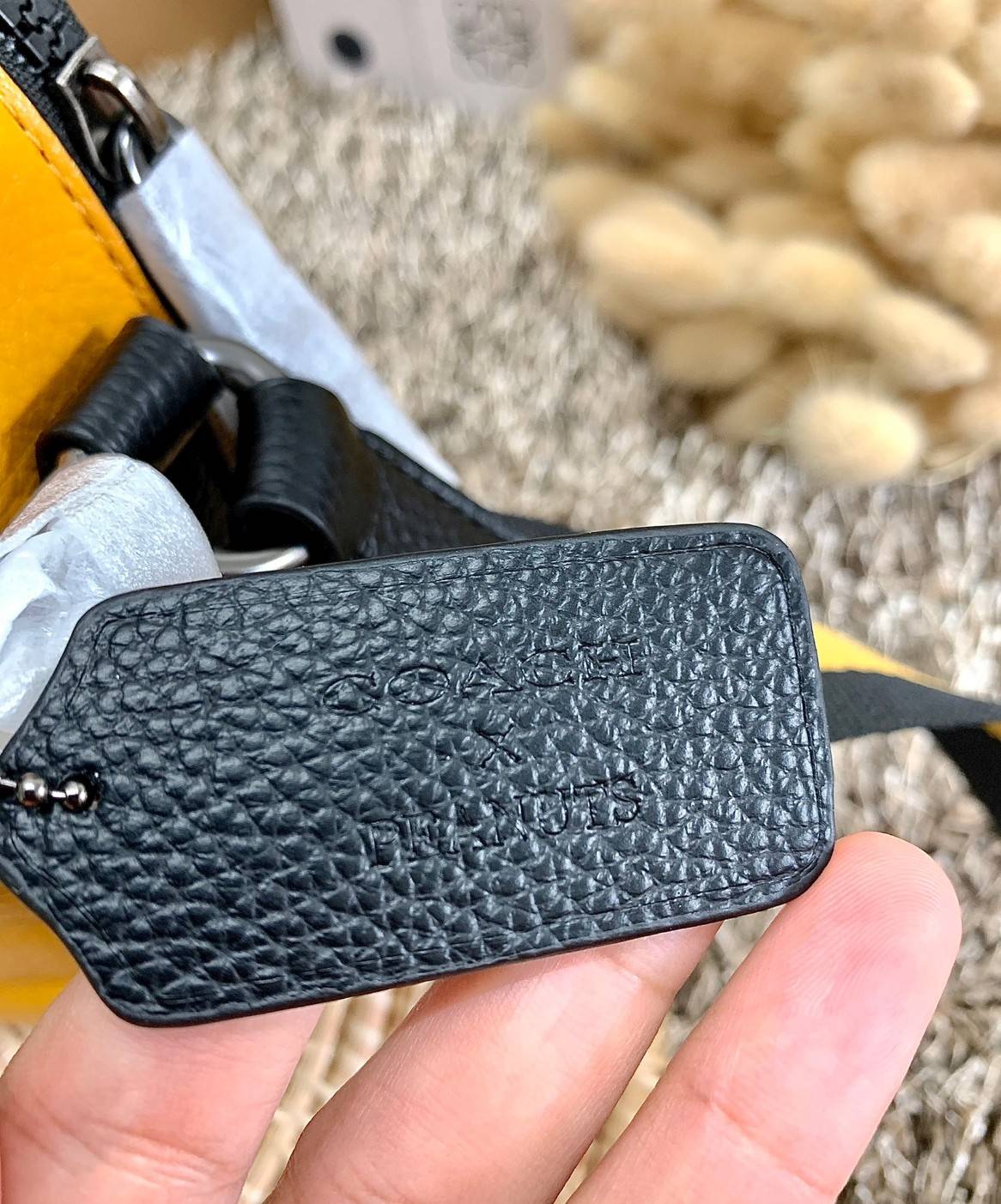 COACH X PEANUTS GRAHAM CROSSBODY WITH CHARLIE BROWN ((C4026)) พร้อมส่งที่ไทย สวยก่อนใครแน่นอน จำนวนจำกัด!! กระเป๋าสะพายแบบครอสบอดี้ร์ รุ่นนี้ใช้ได้ทั้งชาย//หญิงเลยนะคะ หนังแท้ลายหนังนิ่ม สวยงามมากๆ ด้านหน้ามีตัวการ์ตูนเป็นจุดเด่นของรุ่นเลยค่ะ ใช้งานแบบสอง