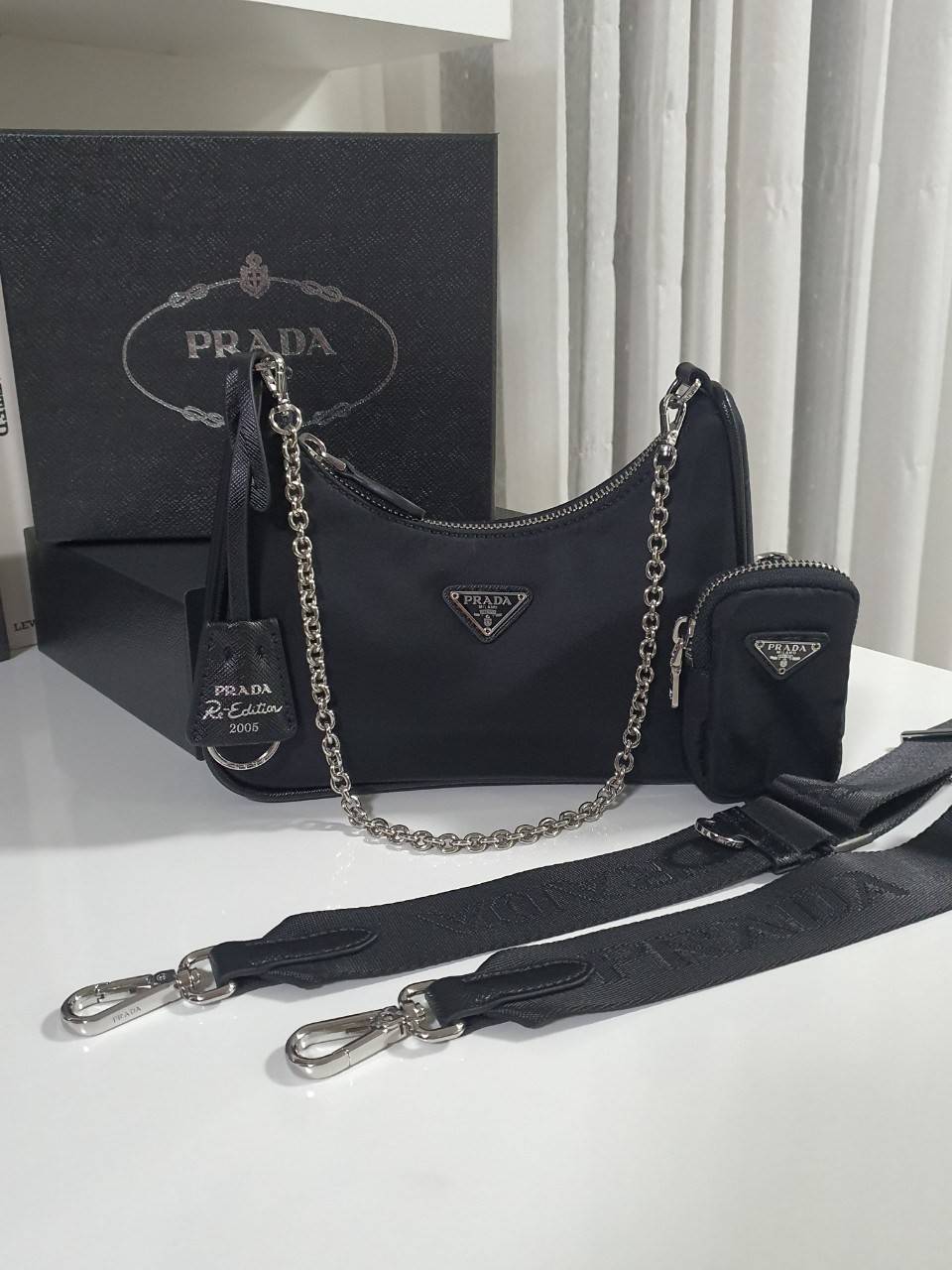 Prada Re-Edition 2005 Re-Nylon bag ใบเดียวคุ้มมากค่ะ อุปกรณ์ ครบชุด **ซื้อ1ได้ถึง3ไอเท็ม ทั้งสายยาว และกระเป๋าใส่เหรียญ และป้ายแท็คหนัง อย่างดี **อะไหล่ปั้มแบรนด์แท้ทุกจุด วัสดุทำจากผ้า Nylon อย่างดี กันน้ำได้ อยู่ทรงสวย สามารถใส่กระเป๋าตังค์ใบกลางได้ ถอด