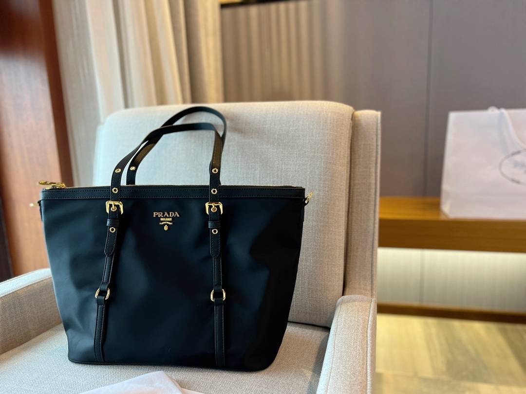 PRADA SHOPPING BAG / PRADA TOTE BAG รุ่นยอดฮิต !!! ปังปุริเย่ 🎉กระเป๋าใบใหญ่ทรงโท้ทหรู เป็นผ้าไนล่อน ตกแต่งรอบใบได้ สวยมาก