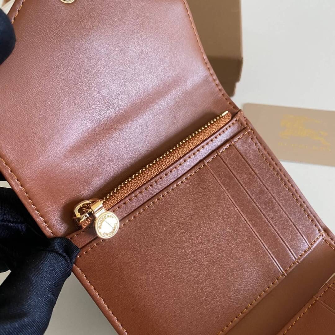 VIP GIFT 】Burberry Card Holder Wallet กระเป๋าเก็บบัตร พร้อมใส่ธนบัตร มีช่องซิบเล็กด้านในน่ารัก ขนาดพกพาสะดวก ปั้มอะไหล่ทองเรียบหรู เหมาะมากสำหรับใครที่ พกบัตรต่างๆเยอะๆ ทำให้กระเป๋าสตางค์หนา ตุง เทอะทะ ง่ายๆแค่ใบนี้ใบเดียวเอาอยู่จ้า สวยหรู มาพร้อมกล่อง สา