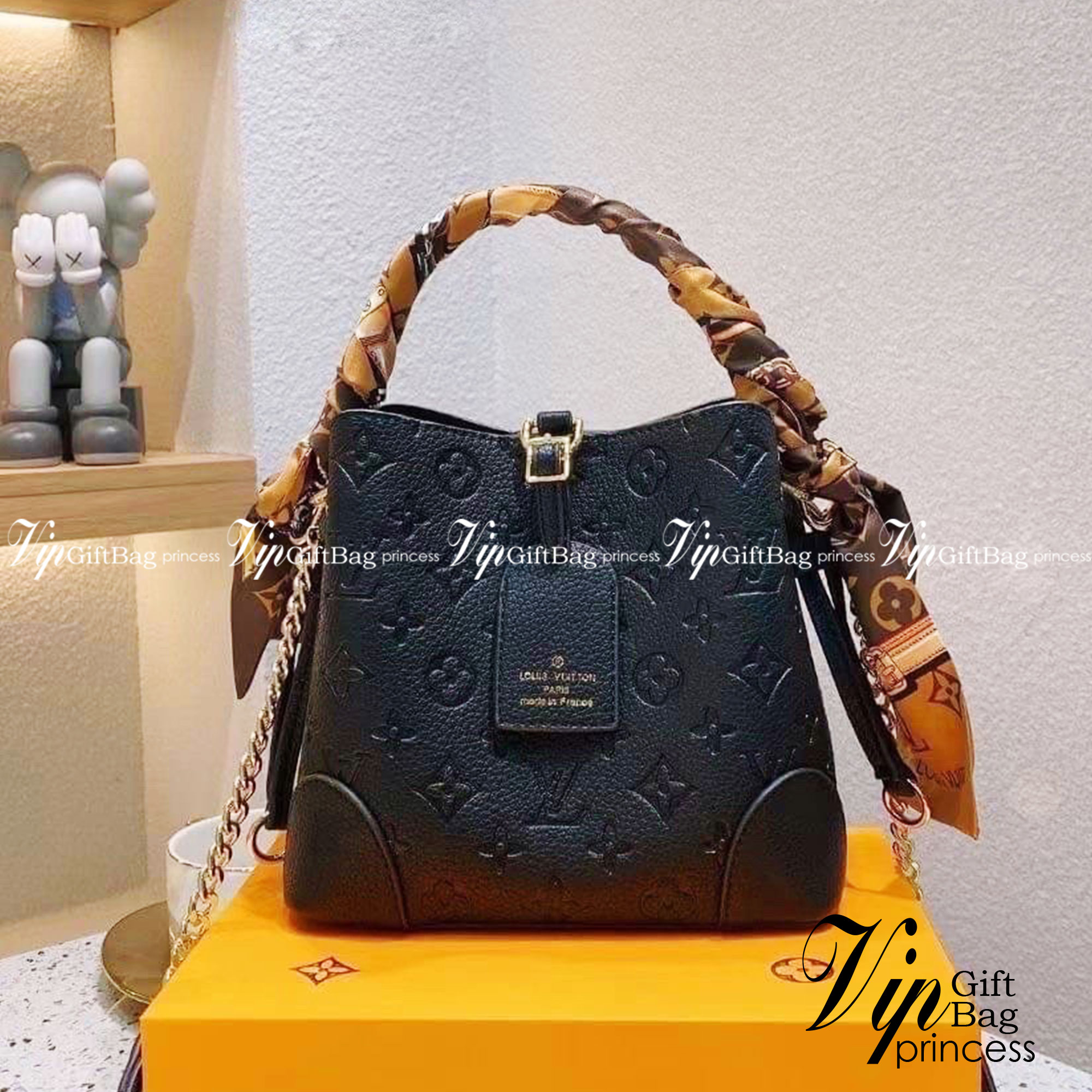 LV NeoNoe Beloved Monogram กระเป๋าสะพายทรงหรูหรา มีสไตล์ เป็นเอกลักษณ์ลงตัวสมบูรณ์แบบ จุของได้เยอะมาก งานปั้มลายโมโนแกรมเต็มใบ ใบจริงสวยมากกกก ได้สวยก่อนใคร ต้องจัดแล้วจ้า พร้อมส่งความสวยที่นี่ ที่เดียว!!