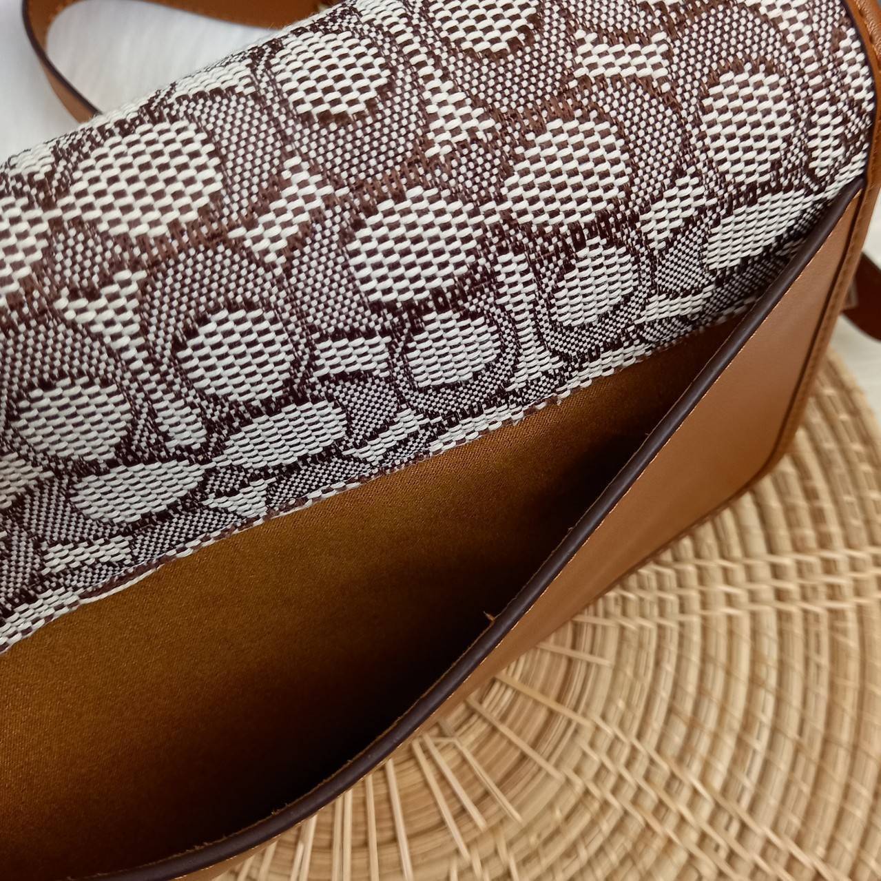 COACH STUDIO SHOULDER BAG IN SIGNATURE JACQUARD WITH PENGUIN MOTIF (C7935) กระเป๋าสะพาย ดีไซน์เฉียบ! สุดคลาสสิค ที่เป็นเอกลักษณ์เฉพาะตัว//วัสดุ JACQUARD พิมพ์ลาย SIGNATURE ผสมหนังแท้ รูปทรงสวย ดีเทลเรียบหรู เพิ่มดีไซน์โดดเด่น ด้วยการปักเย็บ รูปเพนกวินสุดน