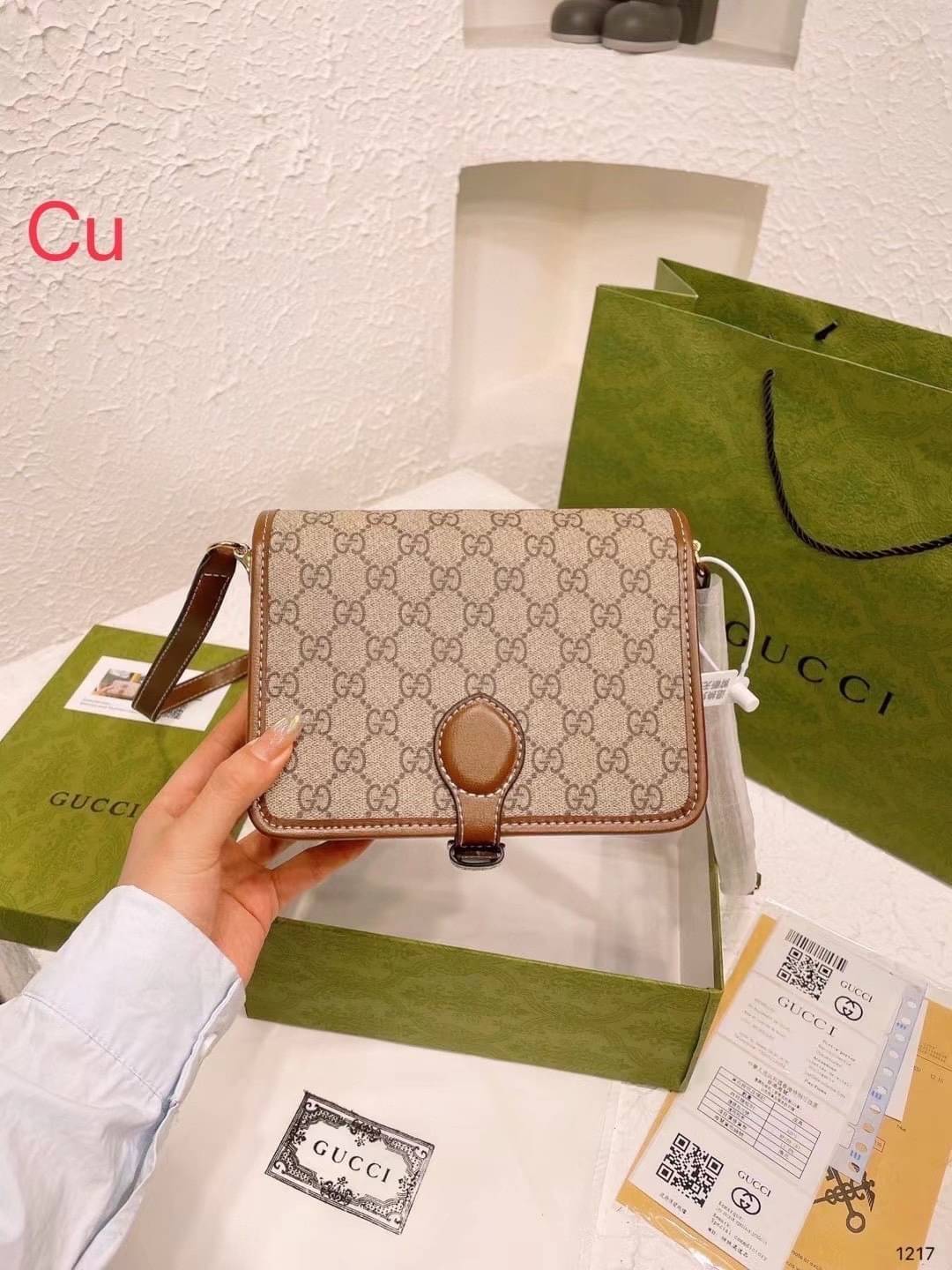 Gucci Mini shoulder bag with Interlocking G กระเป๋าสะพาย อีกหนึ่งในสัญลักษณ์ที่สำคัญของแบรนด์ วัสดุแคนวาสโมโนแกรมสวยงาม ภาพถ่ายจากงานขายจริง ใช้งานต่างประเทศได้