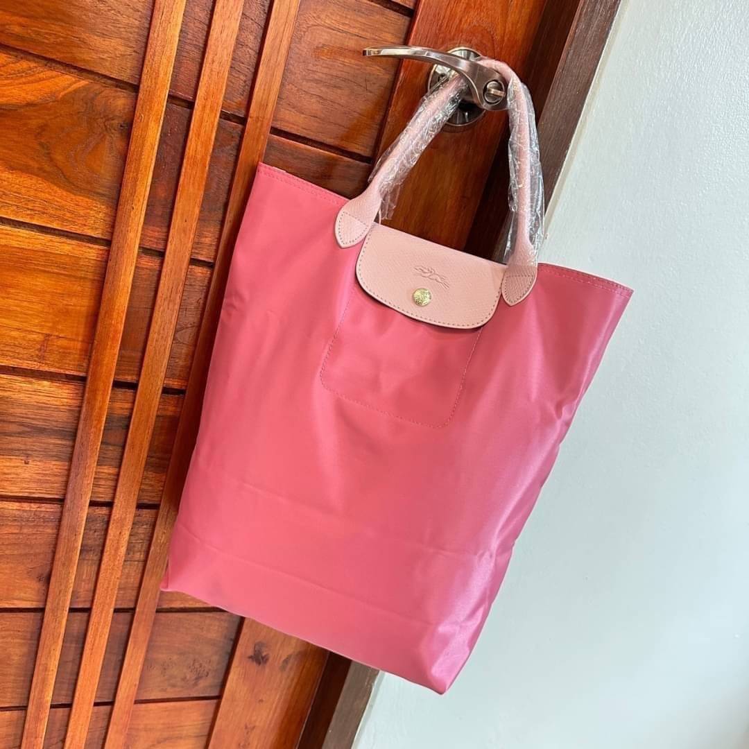 LONGCHAMP LE PLIAGE RE-PLAY TOP HANDLE BAG สินค้ารุ่นลิมิเต็ด collection สุดปัง ซื้อใบเดียวเหมือนได้2 ใบ กระเป๋าสะพายแนวตั้งที่กว้างขวาง มีเอกลักษณ์เฉพาะตัวแต่มีดีไซน์ที่น่าดึงดูด