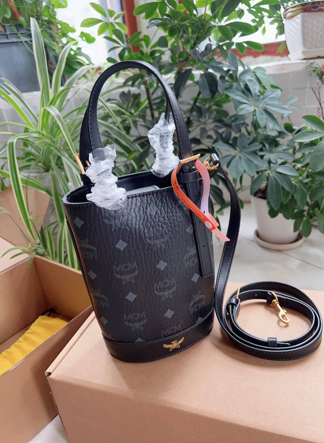 M.C.M AREN BUCKET TOTE IN VISETOS กระเป๋าทรงบัคเก็ต ขนาดกำลังสวย ไอเท็มใหม่ เกรดท็อปออริ 1:1 สลับแท้