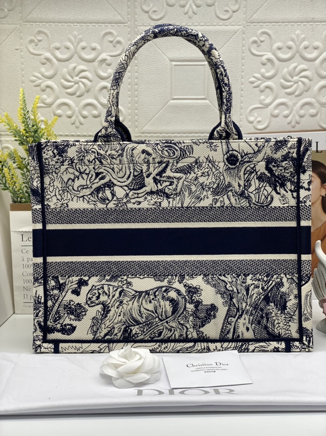 CHRISTIAN MEDIUM DIOR BOOK TOTE เอกลักษณ์ของความหรู เป็นทางช็อปปิ้งBag ที่ต้องมี ภายในโล่งกว้างมาก ใส่ของแบบแน่นๆ จุๆไปได้เลย น้ำหนักเบาสบาย งานออริปักขึ้นรูปสวยมาก มี code stamp พร้อมส่งที่ไทย ภาพสินค้าถ่ายจากงานขายจริง ใช้งานต่างประเทศได้ค่ะ