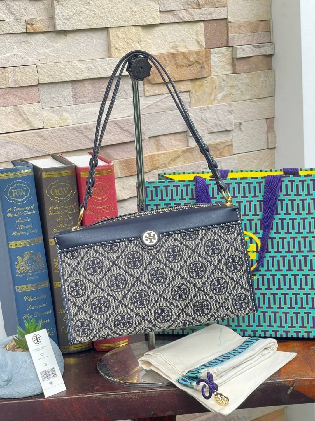 Tory burch t monogram jacquard mini pouchette ปังไม่หยุดกับลวดลาย T Monogram ที่มารังสรรค์ลงบนไอเท็มต่างๆ ในคอลเล็กชั่นต่างๆ สำหรับในรุ่นนี้มาในทรง mini pouchette ที่ได้ดีไซน์น่ารักๆแบบลุคช์ไฮโซ ที่สามารถปรับสายสั้นยาวได้ด้วยกระดุมสแน็ป ต่างออกไปกับคอลเลค