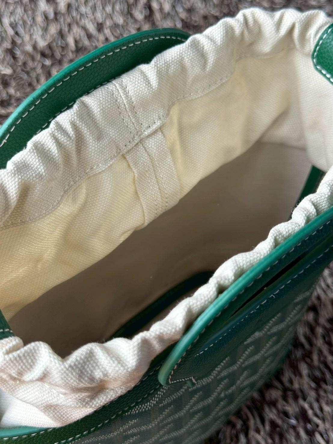 Goyard Beluga Mini Bag กระเป๋าสะพายทรงบัคเก็ต หูจับในตัว ภายในเป็นเชือกรูด น่ารักเกินต้าน เหมาะมากกับสาวๆสายแต่งตัวน่ารัก ขนาดกำลังพอดีไม่เล็กไม่ใหญ่เกินไป ควรมีมากค่า