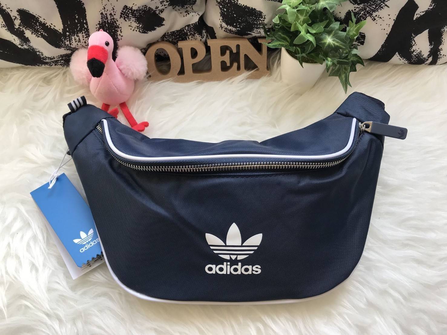ADIDAS ORIGINALS ADICOLOR WAIST BAG ของมันต้องมี!! กระเป๋าคาดอก/คาดเอวสุดชิค ดีไซน์เรียบง่าย แต่สะพายแล้วเท่ คลาสสิคสุดๆ!! วัสดุ Nylon+Polyester กันน้ำได้ เปิด-ปิดฝากระเป๋าด้วยซิป หัวซิปปั๊มแบรนด์เป็น signature ภายในมีช่องโล่งกว้าง ใส่ของได้พอสมควร ใส่มือ