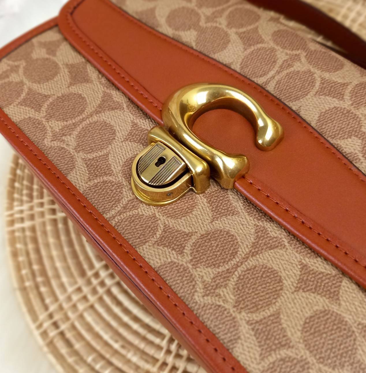 OUTLET 】COACH STUDIO SHOULDER BAG IN SIGNATURE CANVAS (COACH C6639) โอ้โห!! ตลึงเลย สวยฟาดมากๆเทอ!! 🌺ห้ามพลาดนะยูวว🤩รุ่นคลาสสิค เรียบหรู ดูแพงสุดๆ //พร้อมส่งก่อนใคร ยังไม่มีในช็อปไทยนะยูวว😘//กระเป๋าสะพาย คลอสบอดี ดีไซน์เฉียบ สายปรั