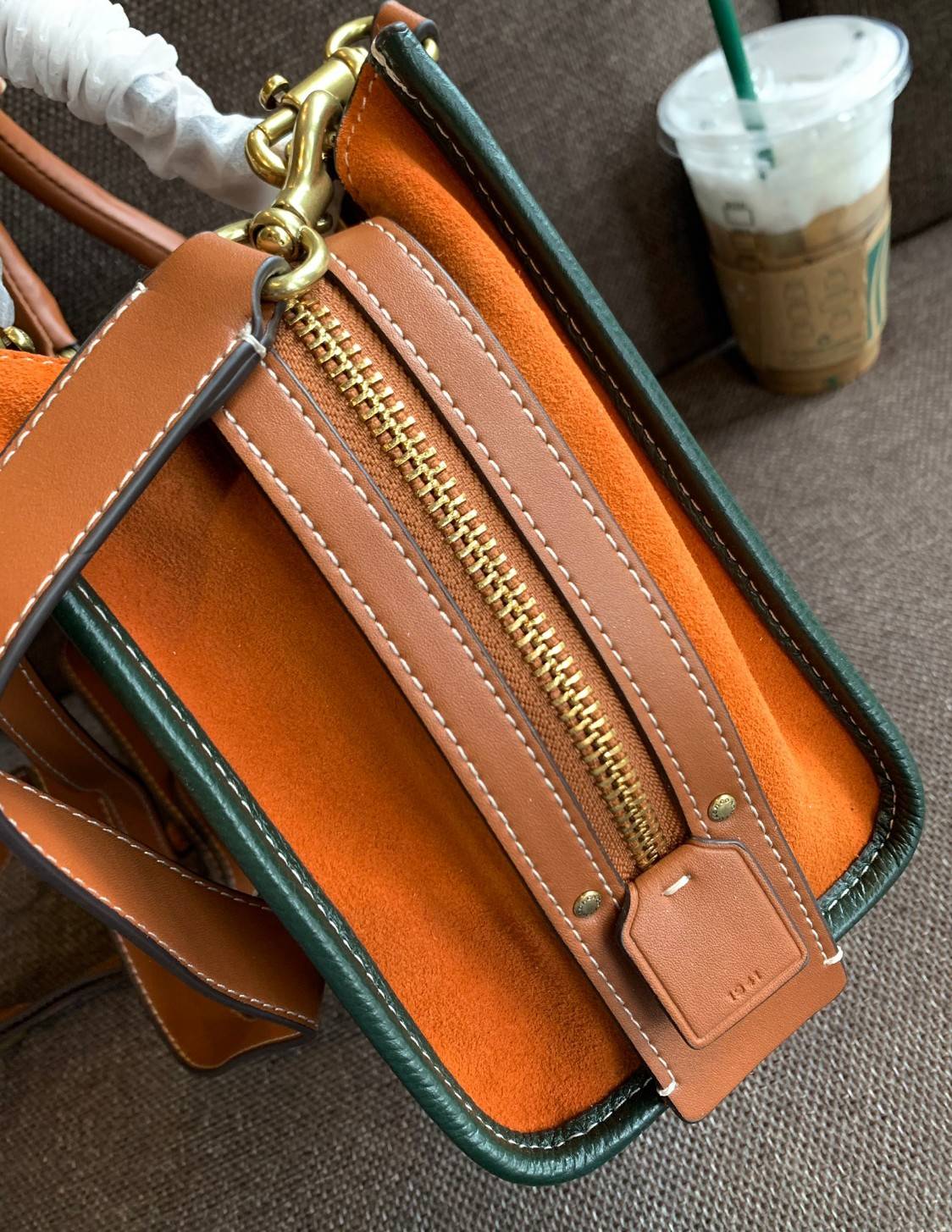 สวยตามซุปตาร์ตัวแม่กันเลยจร้า! COACH ROGUE 25 IN COLORBLOCK((C5575)) 📣พร้อมส่งที่ไทย บอกเลยหลงรักในคุณภาพของหนังแน่นอน! สวยไปกับงานคุณภาพ กระเป๋าหิ้ว//สะพายไหล่//สะพายข้างได้ ทำจากหนังชั้นดีที่สุด จะมีความนิ่มและพองตัวได้สวยงาม ตัดขอบหนังกลับด้านข