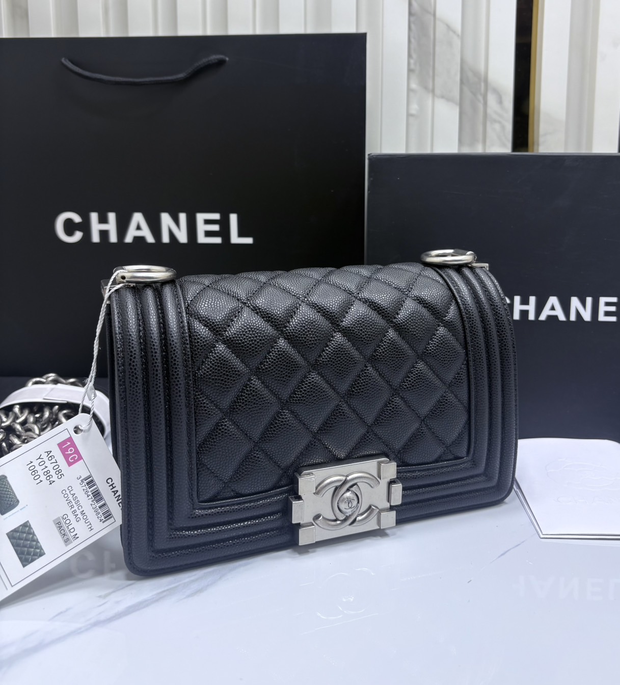 ORI หนังแท้ | CHANEL Boy 20cm shoulder bag กระเป๋าสะพายรุ่นยอดนิยมสุดคลาสสิคตลอดกาล หรูหราระดับตำนาน สวยงามเหนือกาลเวลา ขนาดเล็กน่ารัก ไม่ว่าเวลาจะผ่านไปเเค่ไหนก็ไม่เคย Out เรียบ หรู คลาสสิค ผู้ดี ไฮโซที่แท้ทรูสวยมากค่ะ
