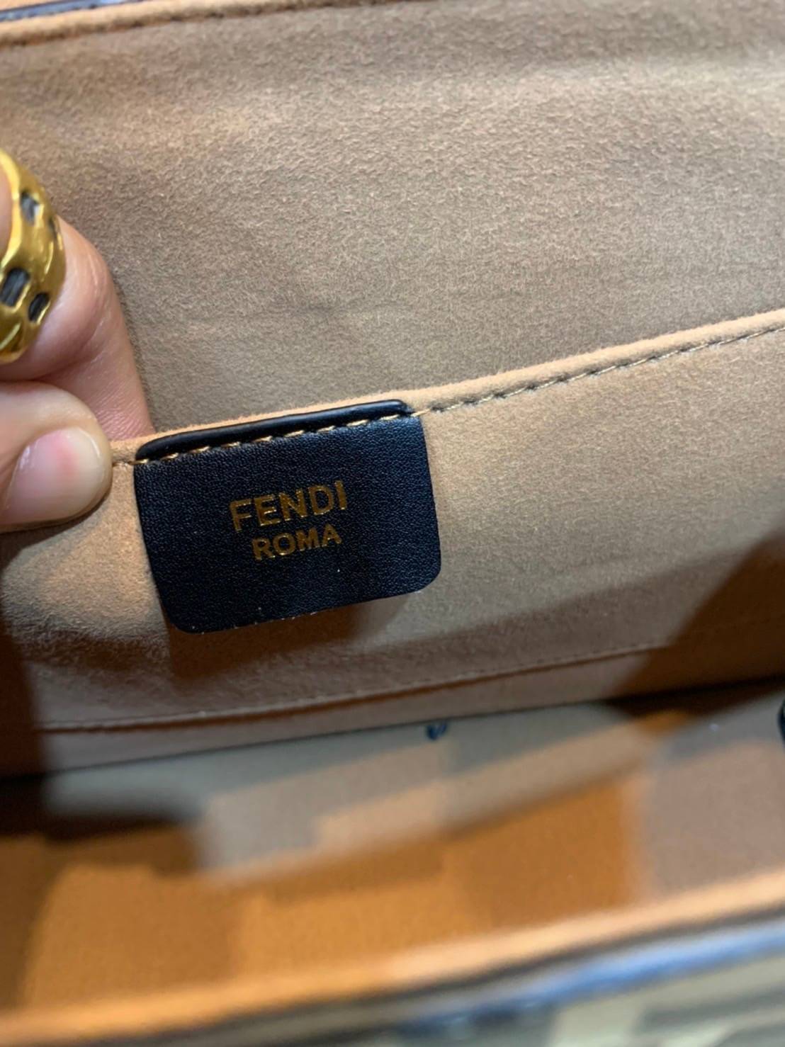 FENDI KAN leather bag เกรดออริจินอล ด้วยสีและลวดลายคลาสสิกตามแบบแบรนด์ เข้าได้กับสาวๆ ทุกสไตล์ บ่งบอกความเป็น FF ได้อย่างสมบูรณ์แบบ โทนสีแมตช์กับเสื้อผ้าได้ง่าย เสริมลุคสาวมั่นก็ลงตัว หรือเปลี่ยนมาติดสายสะพายยาวเพื่อสะพายคาดลำตัวก็ได้ความชิลและคล่องตัวไปอ