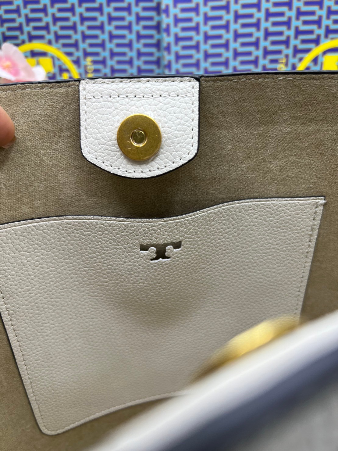 Tory Burch McGraw Bucket bag / Tory Burch Mcgraw Double T Logo Plaque Bucket Bag พร้อมส่ง 4 สี กระเป๋าสะพายหรือถือคล้องแขนทรงถัง จุของได้เยอะใบนี้ตอบโจทย์ได้ดีมาก โทนสีเรียบง่าย แฝงไปด้วยความดูดี สุขุมและเป็นผู้ใหญ่