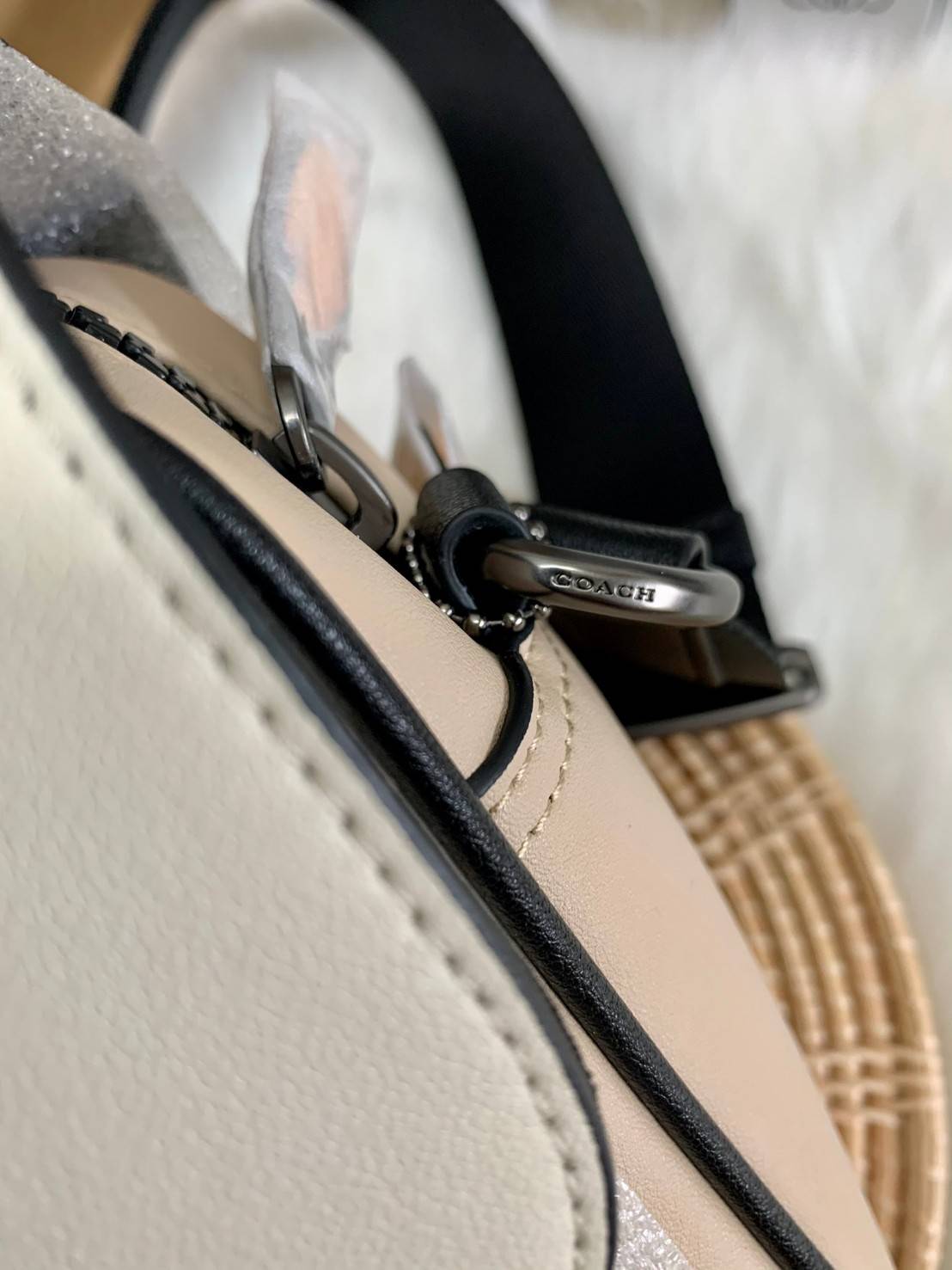 ไม่มีถือว่าพลาดมากๆ สำหรับรุ่นนี้ ใหม่เอี๋ยมเลยค่าา😘 COACH TRACK CROSSBODY IN COLORBLOCK ((4141//4021)) พร้อมส่งที่ไทย ใหม่ล่าสุดค่ะ! กระเป๋าสะพายครอสบอดี้ร์หรือสะพายข้าง หนังแท้ชั้นดีที่สุด หนังนิ่มสวยมากๆค่ะ ด้านหน้าเย็บป้ายหนังโลโก้แบรนด์ เปิดป