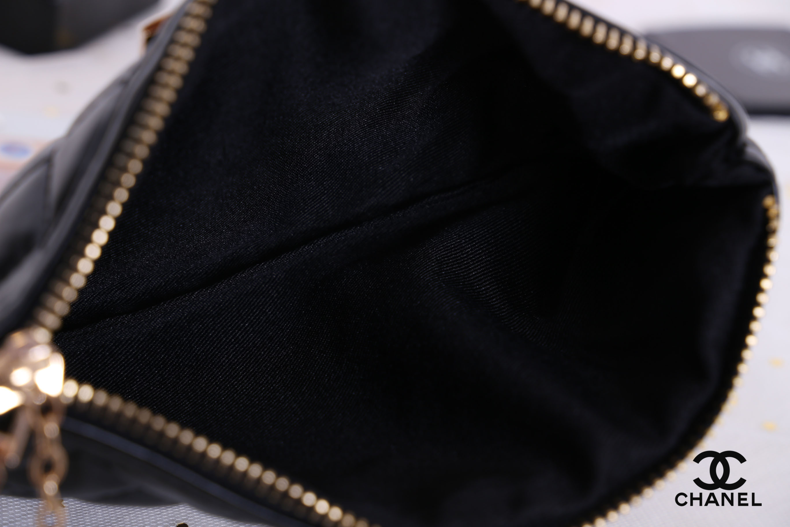 Chanel Cosmetic Clutch KeyChain พรีเมี่ยมเเท้จาก Chanel Cosmetic Counter VIP Gift หนังนิ่มลายตารางสีดำประดับโลโก้แบรนด์ด้านหน้าสวยดูดี เปิดปิดแบบ top zip อะไหล่ทอง พร้อมสายโซ่สำหรับห้อยพวงกุญเเจ สามารถใส่บัตร มือถือ iphone8 เครื่องสำอางค์ของจุกจิกได้เยอะ 