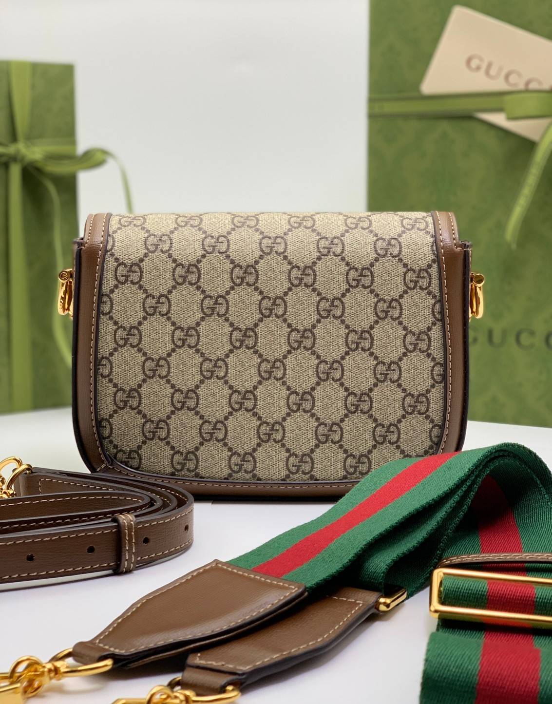 VIP GIFTbag 】หนังแท้สวยมากกกกกก มีจำนวนจำกัดน้าา Gucci Horsebit 1955 mini bag กระเป๋าสะพายข้าง ทรงใช้งานง่าย ดีไซน์เรียบหรูและคลาสสิคตามสไตล์ ใส่ของสำคัญได้สบาย ใส่มือถือได้ทุกรุ่น มาพร้อมสายสะพายสปอร์ต ถอดออกได้ ปรับได้ตามตัว ใบนี้แมทช์ได้กับทุกสไตล์การแ