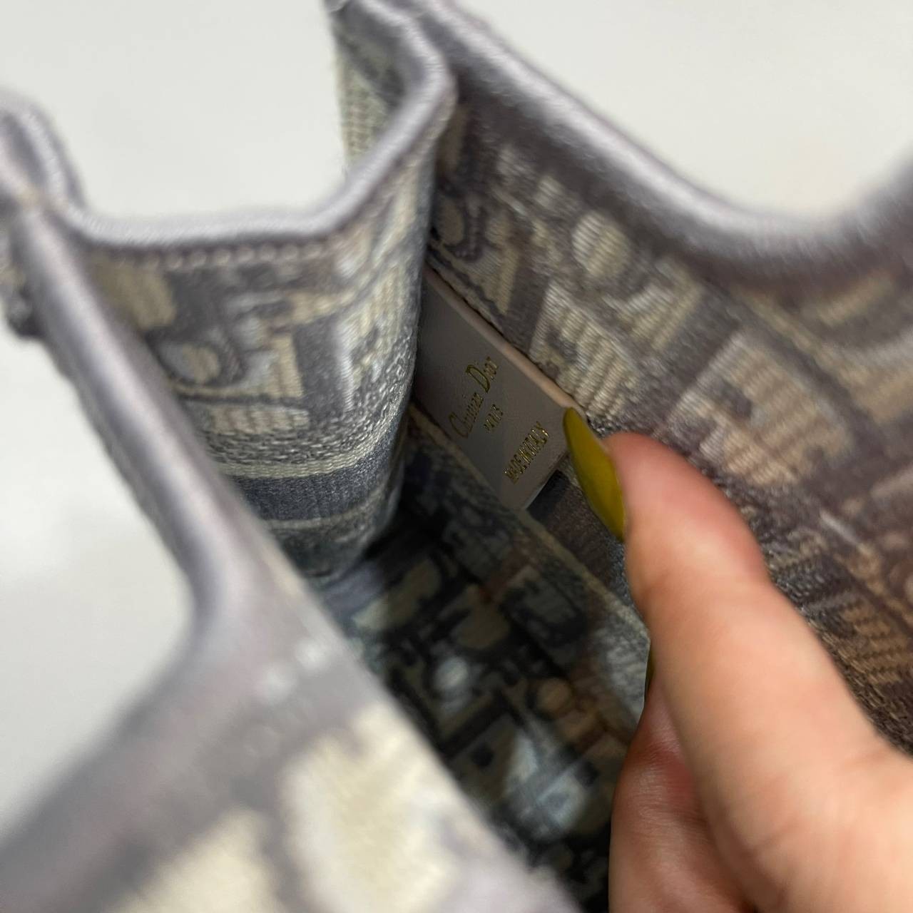 MINI DIOR BOOK TOTE 22cm Blue / Gray Dior Oblique Embroidery กระเป๋าถือทรง Shopping ขนาดมินิน่ารัก สวยคลาสสิค พกพาสะดวก ใช้งานง่ายสุดๆ วัสดุงานทอละเอียด ภายในโล่งกว้าง ภาพสินค้าถ่ายจากงานขายจริง ใช้งานต่างประเทศได้