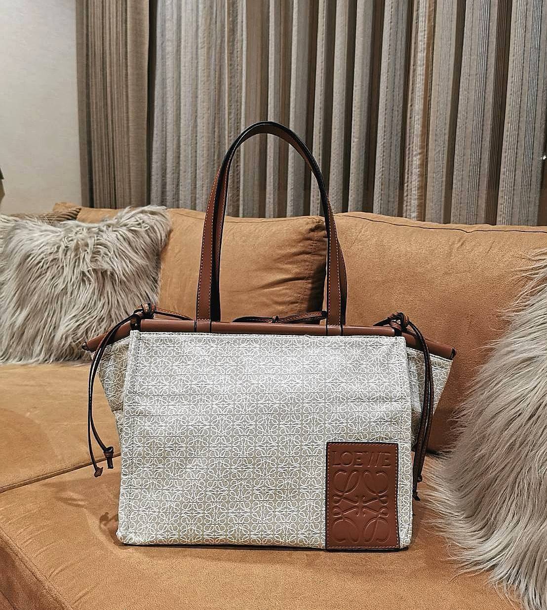 พร้อมส่งความสวยห้ามพลาดค่ะ! 🎉NEW ARRIVAL! LOEWE TOTE BAG VIP GIFT WITH PURCHASE (GWP) Limited Edition จาก "LOEWE PERFUME DUTYFREE" คอลเลคชั่น Loewe Anagram วัสดุ Canvas & Leather ใบใหญ่ น้ำหนักเบา ภายในโล่งกว้างและจุ ใส่เอกสารA4 เสื้อผ้า