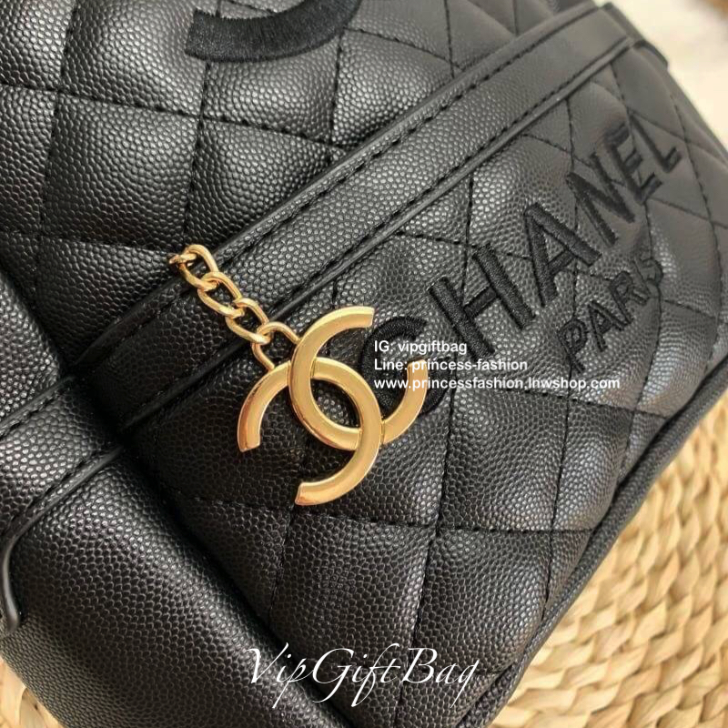CHANEL CAVIAR BACKPACK (Premium gift bag) กระเป๋าสะพายหลัง วัสดุหนังคาเวียร์ ด้านหน้าปักโลโก้แบรนด์สวยงามมากๆค่ะ มีช่องซิปหน้าให้หนึ่งช่องพร้อมที่จับซิปเป็นอะไหล่แบรนด์ทอง หรูไปอีกนะคะ!! เปิดปิดช่องหลักแบบซิปหัวซิปปั้มแบรนด์ค่ะ ภายในกระเป๋าโล่งกว้าง ใส่ขอ