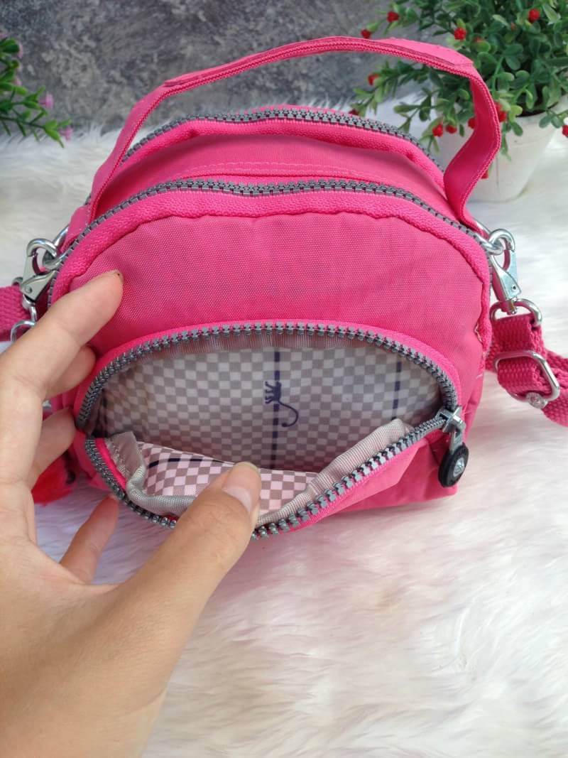Kipling Mini Shoulder Bag K13869 Outlet Hongkong กระเป๋าสะพายไหล่ใบเล็กน่ารัก วัสดุผ้าไนล่อนกันน้ำอย่างดีตามแบบฉบับแบรนด์ แบ่งเป็นช่องซิป 3 ช่อง มีหูจับ ด้านในบุผ้าแบรนด์ มาพร้อมพวงกุญแจน้องลิง ใบนี้จุของได้เยอะน้ำหนักเบาค่ะ เหมาะมากกับการสะพายไปเที่ยวชิว