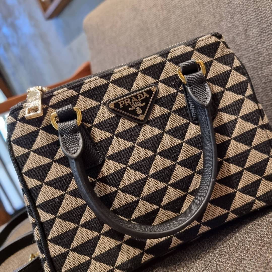PRADA GALLERIA JACQUARD FABRIC BAG กระเป๋าถือ/สะพายดีไซน์ใหม่ ผ้า jacquard ถักทอเป็นลวดลายสวยคม โดดเด่นไม่ซ้ำใคร ด้านข้างมีกระดุม ติดเก็บทรงได้ ตัวกระเป๋าถูกแบ่งเป็นสัดส่วน เป็นช่องซิป 2 ด้าน และช่องกลางเก็บของอีกหนึ่ง มาพร้อมหูจับในตัว และสายครอสให้ เป็น