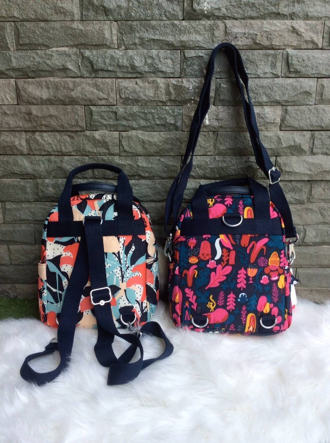 Kipling Mini Backpack 2017 k12688 small flower printed มีพวงกุญแจ Promptpay , พวงกุญแจลิง ,พวงกุญแจอะไหล่ สัญญาลักษณ์ แบรนด์ --------- กระเป๋าขนาดมินิ สามารถใช้งานได้ 3 แบบ : เป็นสะพายหลังได้ / สะพายข้างได้ / มีหูหิ้วถือได้ มีหลายลายให้เลือก ลายสวยน่ารัก 