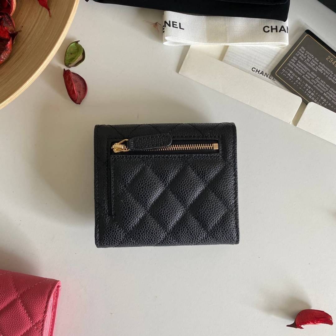 หนังแท้ Chanel Classic small wallet caviar 3 พับ พร้อมส่งที่ไทย รุ่นยอดนิยมไอเท็มฮิตวัสดุหนังแท้คาเวียร์สวยคลาสสิคเปิดปิดด้วยฝาปิดกระดุมด้านหน้ามีโลโก้แบรนด์อะไหล่ทองสวยหรูดูดี ตัวจริงสวยน่าใช้ Chanel mini นาทีนี้กำลัง in สุดๆ ภาพสินค้าถ่ายจากงานขายจริง ใ