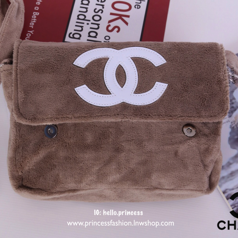 Chanel Beaute Crossbody Bag กระเป๋าสะพาย VIP GIFT ของแท้ จาก Chanel Cosmetic แท้💯 วัสดุขนวูลหนานุ่ม ตัดโลโก้แบรนด์หนังสีขาวสวยโดดเด่น น้ำหนักเบา เปิดปิดด้วยฝาปิดกระดุมแม่เหล็ก ใบใหญ่กำลังดี ใส่ iPad, กระเป๋าสตางค์ใบยาว, และของจุกจิกได้เยอะ มาพร้อม