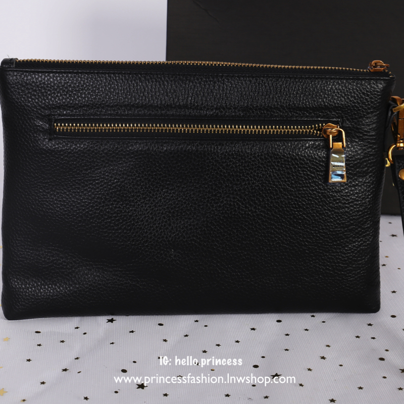 Prada leather top zip clutch pouch handbag สินค้า Premium gift จากเค้าเตอร์แบรนด์ต่างประเทศแท้ 100% กระเป๋า Clutch Prada หนังนิ่มน่าใช้มากค่ะ ดีไซน์เรียบหรู ด้านหน้ามีโลโก้ Prada อะไหล่ทองสวยดูเข้ากัน ซับในพิมพ์ลายแบรนด์ ด้านในมีช่องใส่บัตร ช่องซิป 1 ช่อง