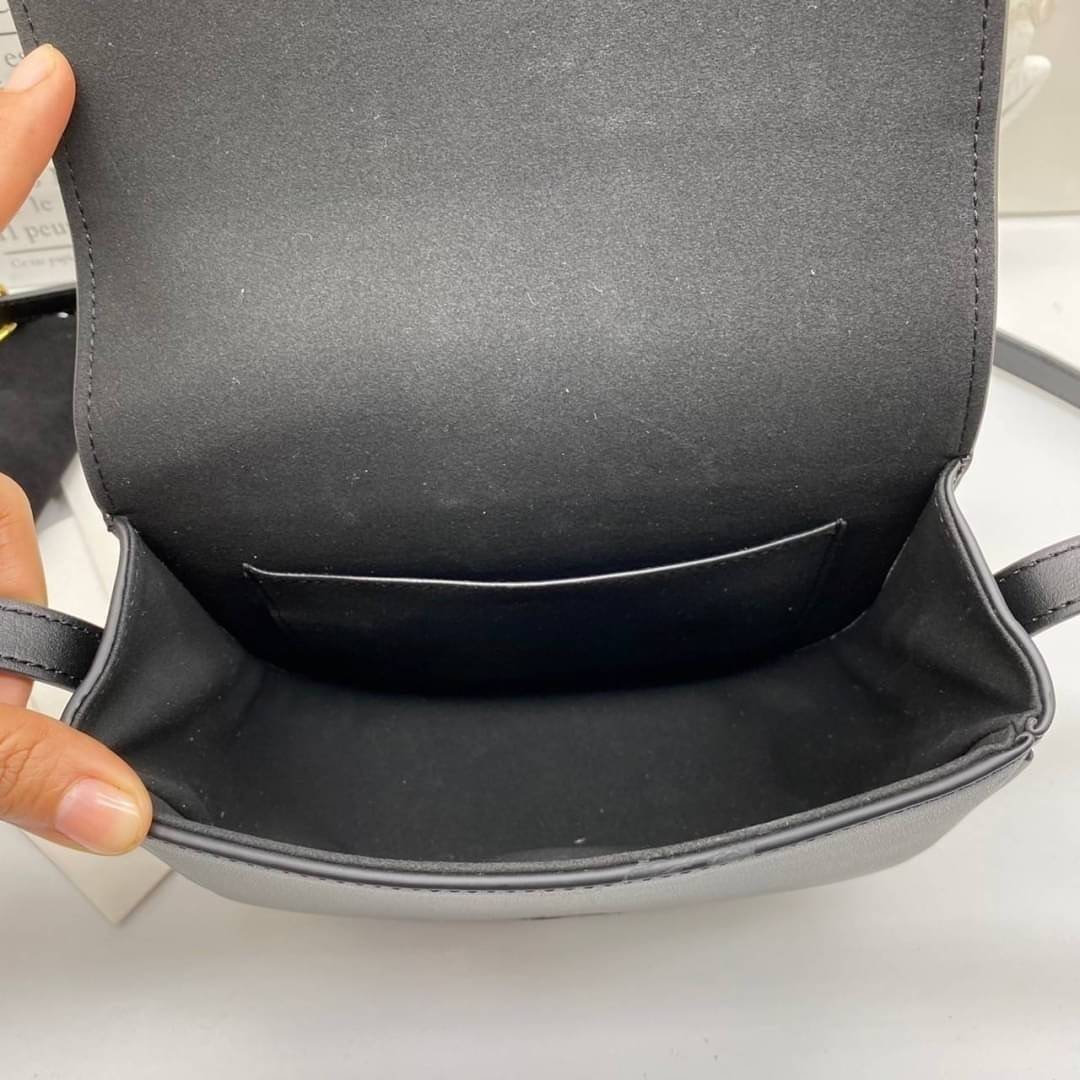 VIP 】CELINE FOLCO CUIR TRIOMPHE in Smooth Calfskin ใหม่ล่าสุดของแบรนด์CELINE ให้ลุคชิคแอนด์ชิล (GWP) พรีเมี่ยมกิ๊ฟ Limited Edition จาก CELINE PERFUME DUTY FREE COUNTER วัสดุหนังแท้ (Calfskin) ขนาดกระทัดรัด น้ำหนักเบา โดดเด่นด้วยดีไซน์โลโก้แบรนด์ที่ด้านหน้