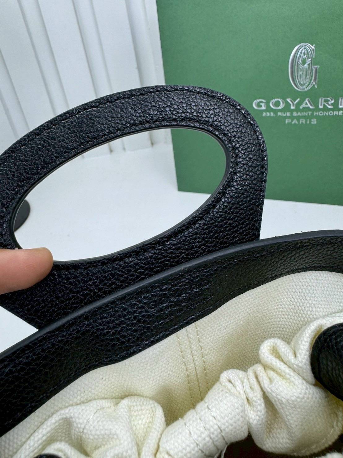 ORI หนังแท้ | Goyard Beluga Mini Bag กระเป๋าสะพายทรงบัคเก็ต พร้อมหูจับในตัว สะดวกใช้งาน ด้านในเป็นผ้าดีไซน์ผูก เพิ่มความน่ารักน่าใช้ สวยมากค่ะ