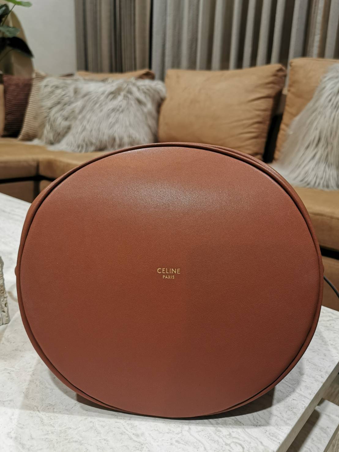 VIP 】NEW! ซื้อ1ได้ถึง2! CELINE TRIOMPHE BUCKET BAG VIP GIFT WITH PURCHASE (GWP) พรีเมี่ยมกิ๊ฟ Limited Edition จาก CELINE PERFUME DUTYFREE COUNTER วัสดุ TRIOMPHE CANVAS & CALFLEATHER ดีไซน์ทรง Bucket ใบใหญ่กำลังดี มาพร้อม Clutch ใบเล็กเข้าชุด หนังนิ่มสวยเน