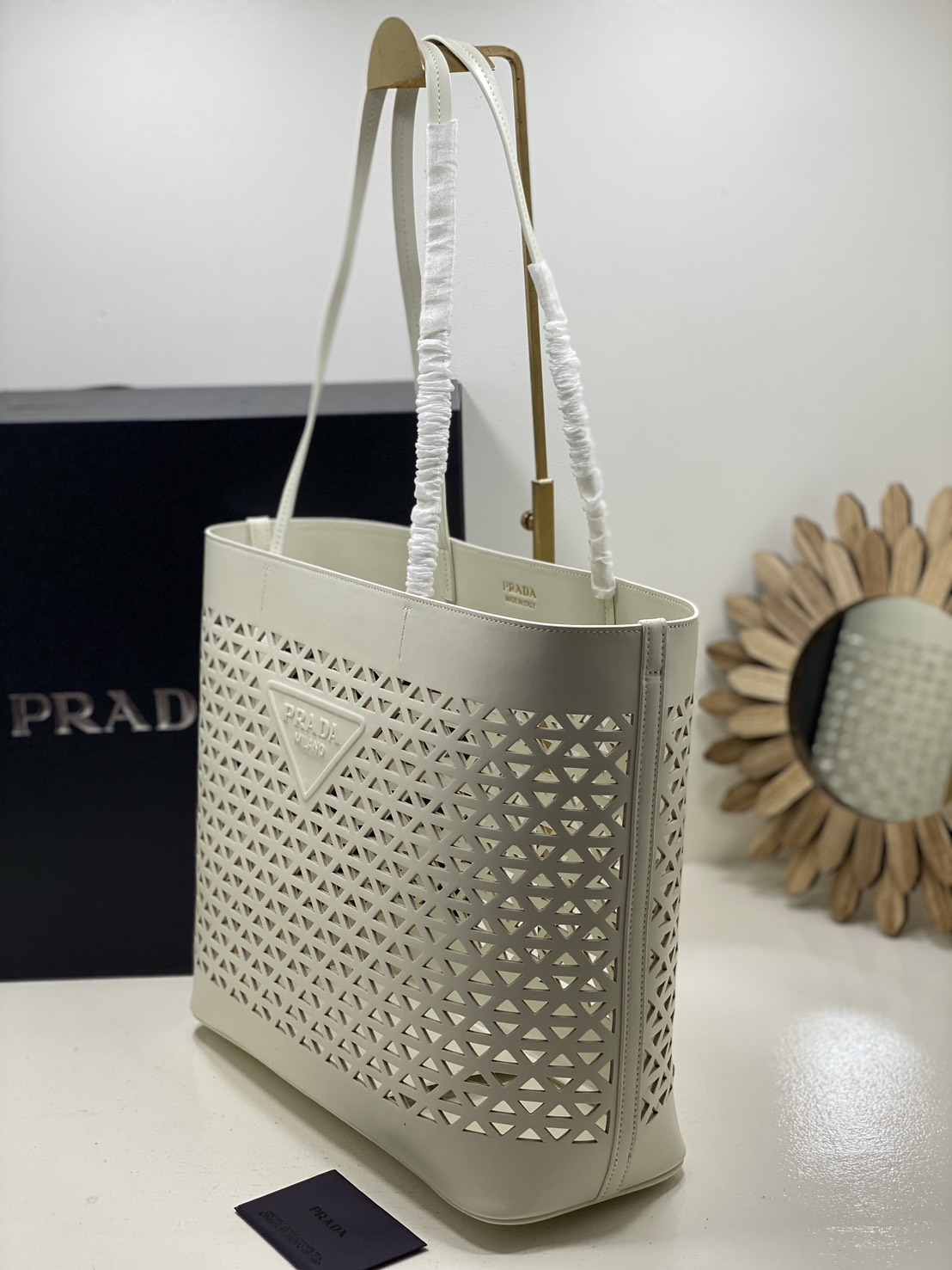 TOP ORI หนังแท้ | Prada Large perforated leather tote bag กระเป๋าทรงโท้ทใบใหญ่ ใจบางที่สุดกับคอลเลคชั่นนี้ ที่เพิ่มดีเทลความแพงด้วยการฉลุลวดลายรอบใบ ถักทอเป็นเส้นลายสานที่สวยงามมาก งานฝีมือจริงๆ