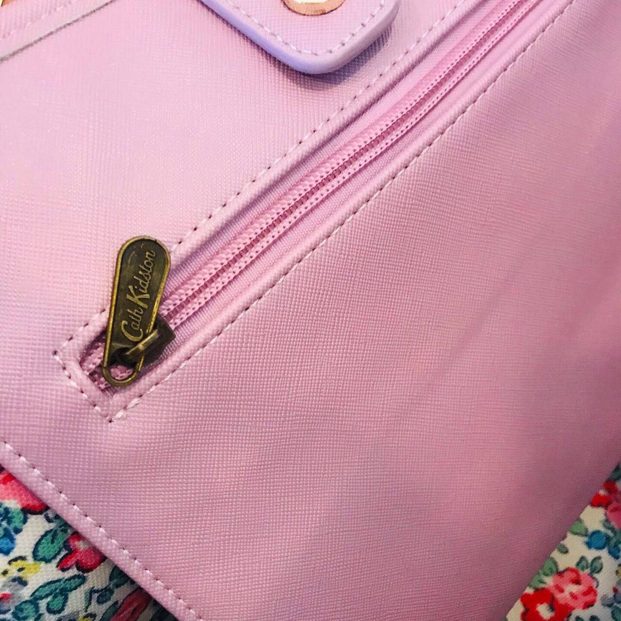 Cath kidston tote bag กระเป๋าสะพายรุ่นใหม่ วัสดุ PU คุณภาพดี นิ่ม น้ำหนักเบา เช็ดทำความสะอาดง่าย เปิดปิดกระเป๋าด้วยกระดุมแม่เหล็ก ด้านในโล่งกว้างมีช่องซิปสำหรับใส่ของ จุของได้เยอะ สายสะพายไหล่ยาวสุด22cm.ขนาดกำลังดีราคาสุดคุ้มห้ามพลาดค่ะ