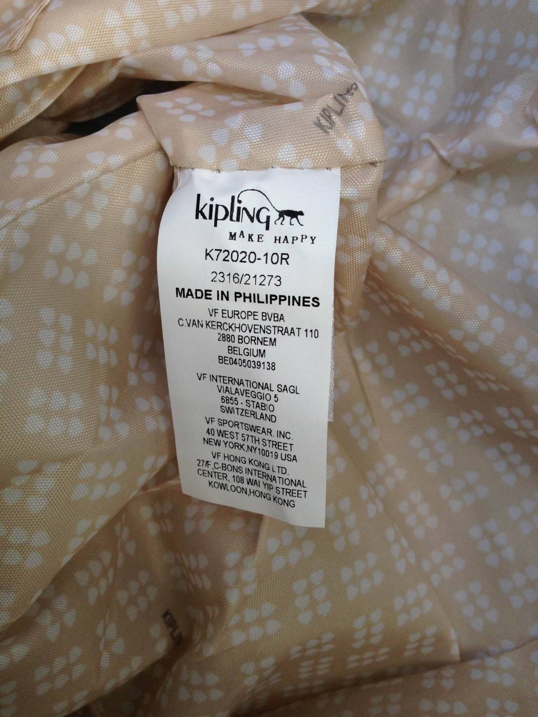 🎄KIPLING กระเป๋าสะพาย รุ่น Kasper ที่มาพร้อมดีไซน์สีที่เรียบง่าย แต่มีสไตล์อันโดดเด่นและน่าหลงใหล ช่วยเปลี่ยนให้วันธรรมดาของคุณกลายเป็นวันที่สนุกสนาน ซึ่งกระเป๋ารุ่นนี้ประกอบด้วยช่องใส่ของหลายๆช่อง และมีพื้นที่ภายในที่กว้างขวางถูกใจใครหลายๆคนที่ต้