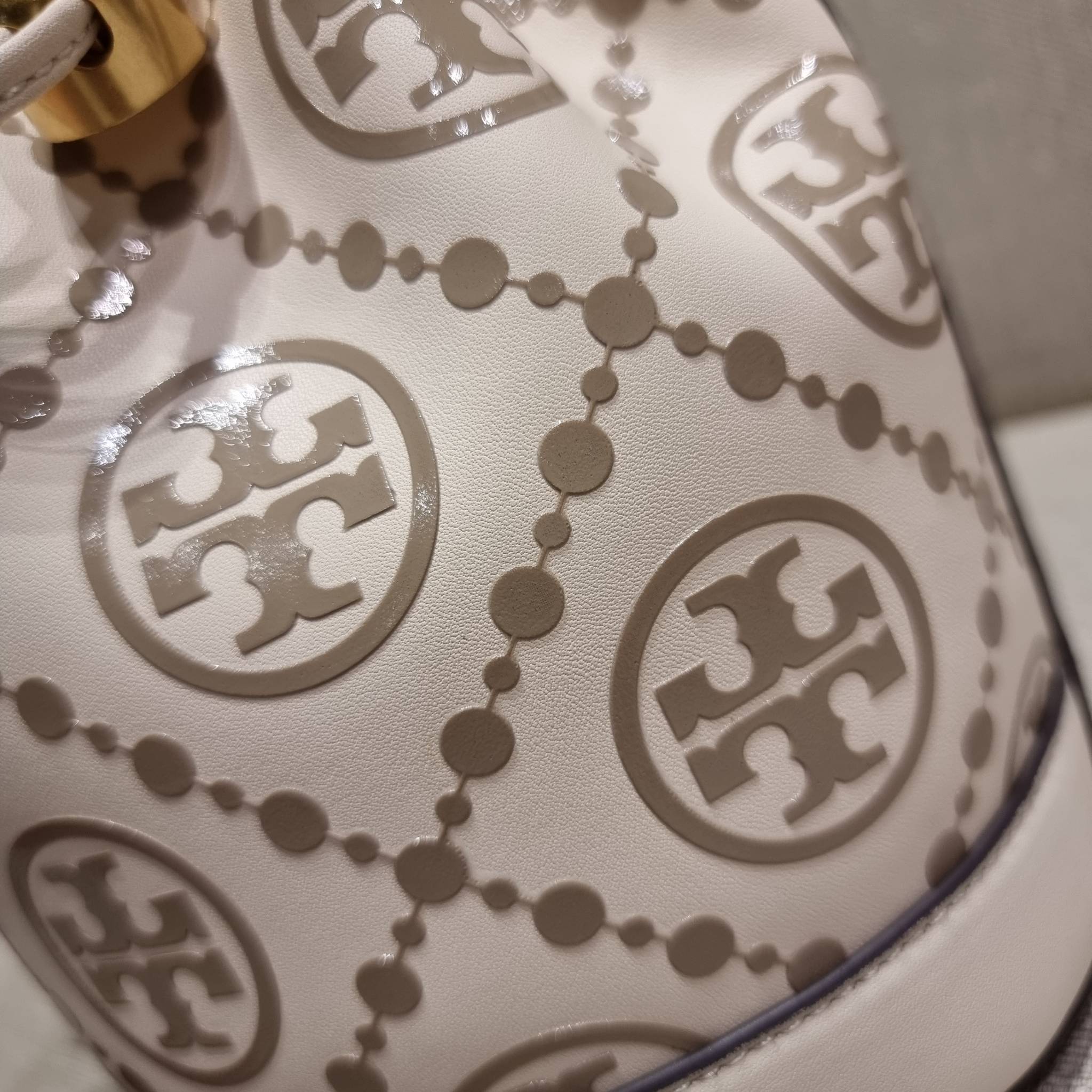 TORY BURCH T MONOGRAM EMBOSSED MINI BUCKET BAG คอลเลคชั่นใหม่ กับกระเป๋าบัคเก็ตทรงยอดนิยม ในไซส์มินิ ดีไซน์ใหม่ล่าสุด สวยลูกคุณหนู หรูหรา!! ด้วยดีเทลผิวลายนูนลวดลายเอกลักษณ์ วัสดุหนังแท้ ปากกระเป๋ารูดเปิด-ปิดได้ มีหูจับในตัว สะดวกใช้ไปอีก และมีสายสะพายข้า