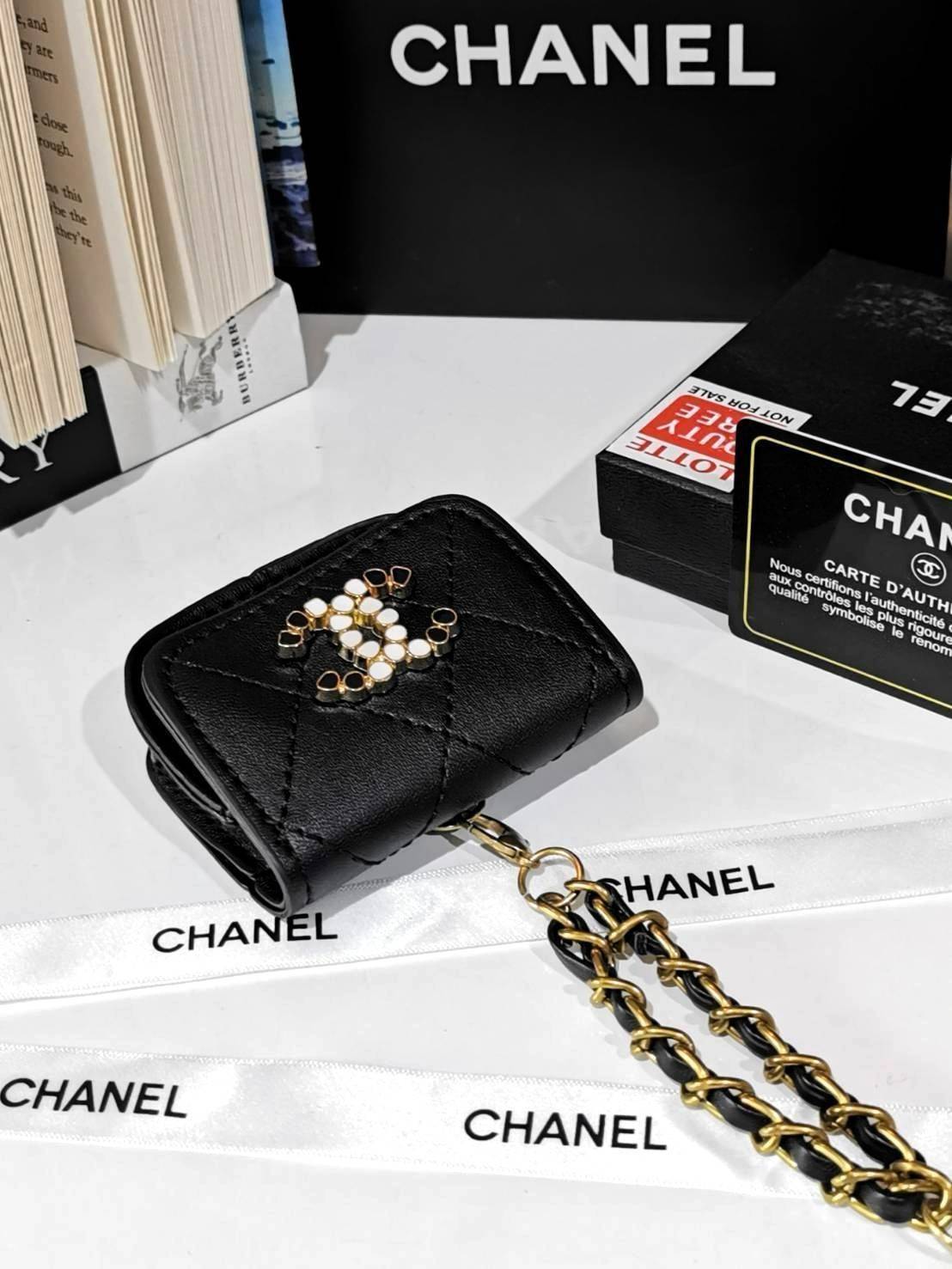 CHANEL QUILTED CRYSTAL CC MINI BAG VIP ไอเท็มแนะนำน่ารักสุดๆวัสดุหนังเรียบสีดำด้านหน้าประดับโลโก้แบรนด์เปิดปิดด้วยฝาปิดกระดุมแม่เหล็กอะไหล่ทองสวยดูดีมาพร้อมสายโซ่ร้อยหนังสามารถใช้คล้องกระเป๋า พวงกุญแจ เข็มขัดได้ ใส่ Airpods เหรียญ หรือกุญแจได้ น่ารักน่าใช