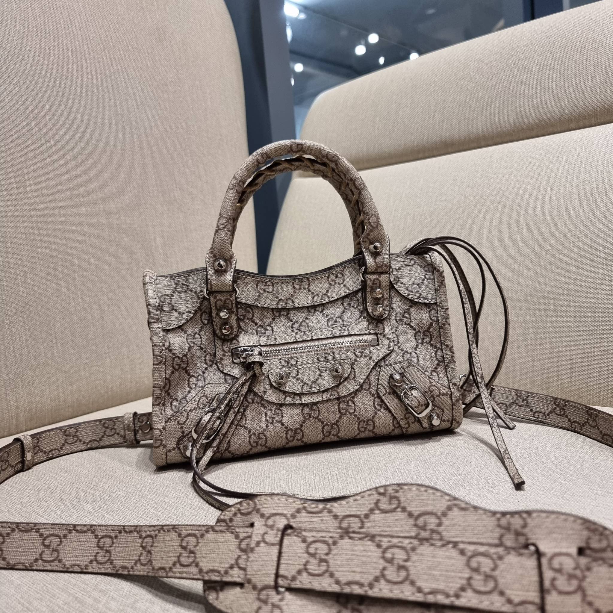 ไซส์ใหม่ กับรุ่นคอลแลบอีกหนึ่ง ที่ฮอตติดลมไม่เลิก!! Gucci×Balenciaga neo classic small bag กระเป๋าถือ/สะพายข้างที่โดดเด่นในสไตล์ที่ไม่ซ้ำ ไม่เกร่อ ดีไซน์มีกิมมิคและลูกเล่นแพรวพราว ทั้งหนังรูดซิป ทั้งหูจับ ทั้งความตกแต่ง มีดีเทลอัพราคาไปหมด วัสดุหนังแคนวาส