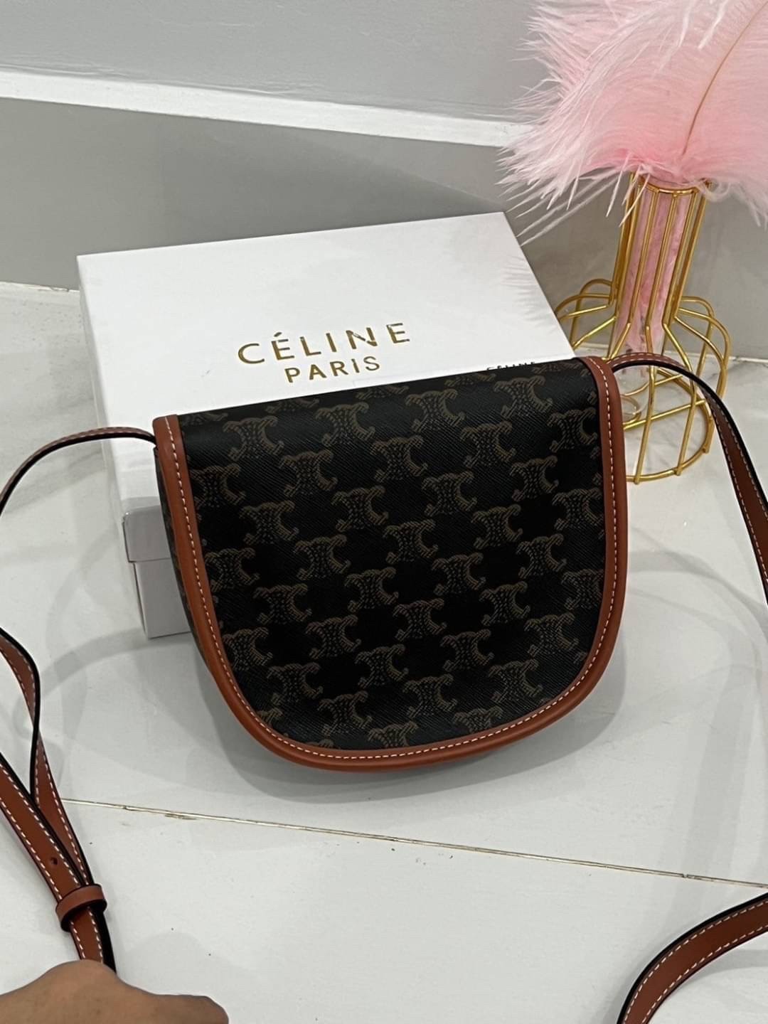 CELINE MINI BESACE IN TRIOMPHE CANVAS กระเป๋าทรงครอสบอดี้ ลายโมโนแกรมวินเทจ รุ่นที่ดาราเกาหลีใช้กันเยอะมาก และเป็นอีกหนึ่งใบที่ครองใจสาวๆ ทั้งในไทยและเทศ