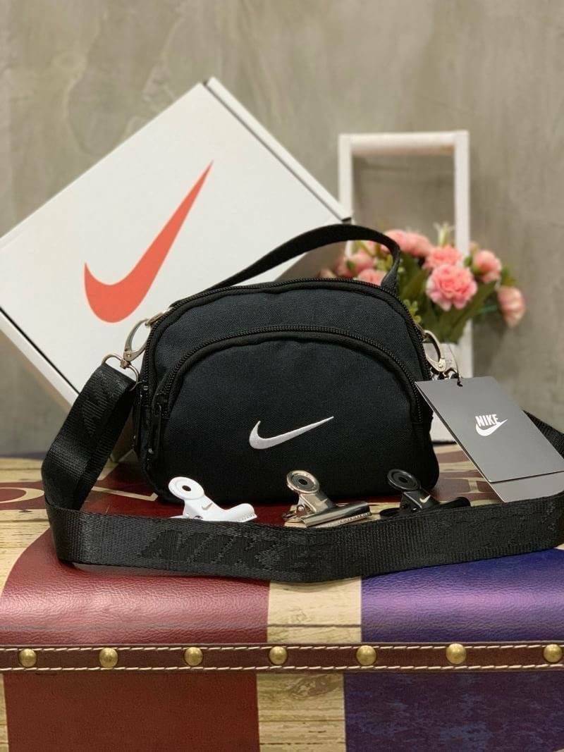 Nike mini swoosh shoulder bag กระเป๋าถือหรือสะพาย ขนาดมินิ ดีไซน์สุดเก๋จากNike แบรนด์sport สายสกรีนโลโก้แบรนด์ปรับระดับฟรีไซส์ได้ มีช่องซิปใช้งานหลายช่อง พร้อมตัวหนีบแบรนด์ในเซทเฉพาะรุ่น ใส่ไอโฟนพลัส ของจุกจิกแยกใส่ได้เป็นสัดส่วน อีกหนึ่งรุ่นลิมิเตทที่ใช้