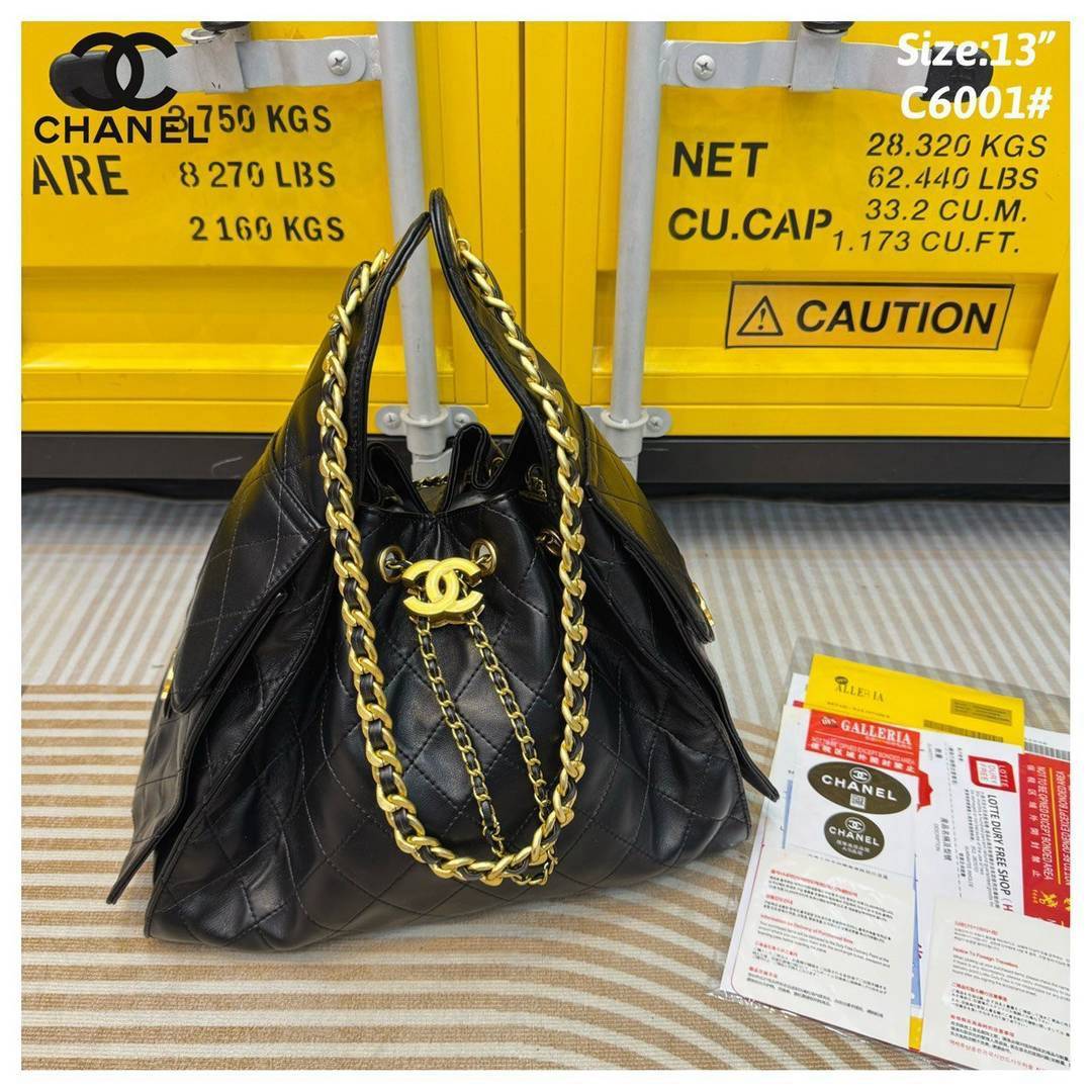 CHANEL 25 Small Handbag กระเป๋าสะพายทรงโฮโบ คอลใหม่ล่าสุด ต้อนรับฤดูกาล SPRING-SUMMER 2025 รูปทรงใช้งานได้จริง จุของได้ ถือเก๋ๆ เอวี่เดย์ลุค บอกเลยว่าดีไซน์เก๋มาก