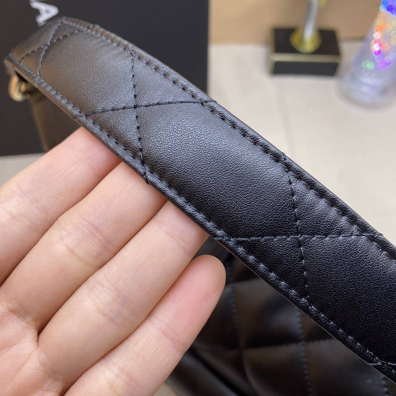 Chanel Hobo Bag 23B 28cm ออริสลับแท้ ใช้งานต่างประเทศได้ งานเกรดหนังสวย อะไหล่ทองสวยหรู กระเป๋าสะพายทรงโฮโบใบใหญ่ จุของได้เยอะ มี 2 ขนาดกำลังสวย ดีไซน์ใหม่ 2023 ตัวแม่ตัวมัม ห้ามพลาดเลยค่า