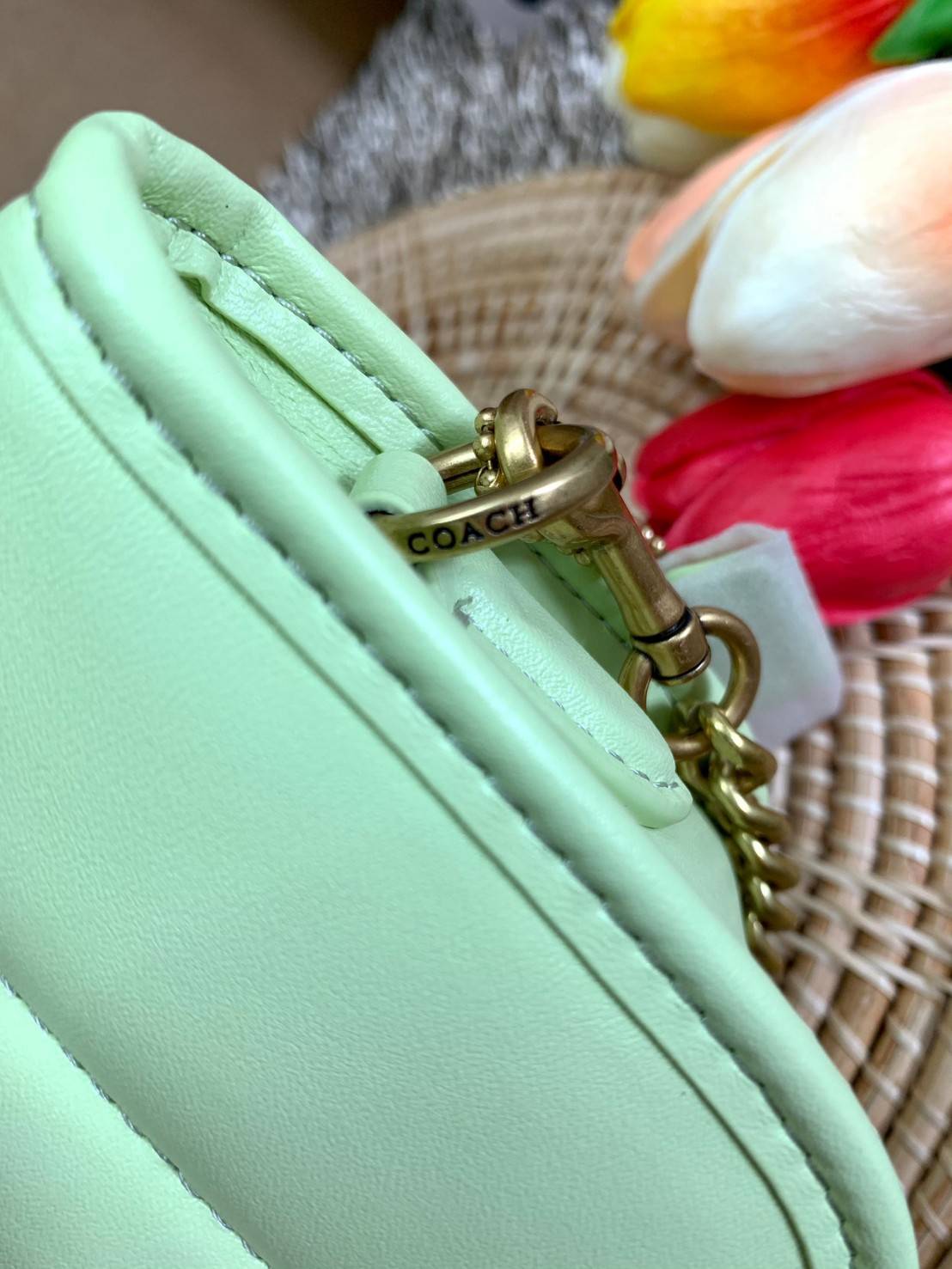 COACH SWINGER 20 WITH QUILTING ((C3490)) พร้อมส่งที่ไทย ออกใหม่ล่าสุดค่ะ! กระเป๋าหิ้วหรือคล้องไหล่ ใบขนาดกระทัดรัด หนัง Nappa แบบนวมล่าสุดค่ะ! เปิดปิดกระเป๋าแบบหมุนล็อค ภายในสามารถใส่มือถือได้;กระเป๋าเงินใบสั้นได้;พาสปอร์ตได้;พร้อมช่องเสียบบัตรได้อีกสามช่