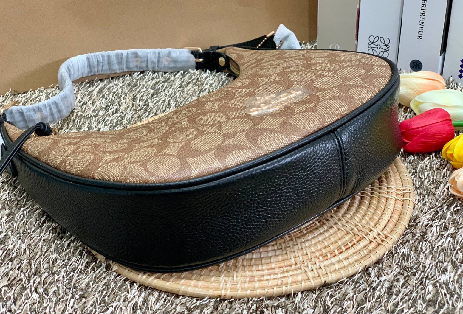 COACH BAILEY HOBO WITH WHIPSTITCH ((C4108//C1322)) พร้อมส่งที่ไทย!! สวยจริงไม่จกตาแน่นอนค่าา กระเป๋าทรงโค้ง ใช้แบบหิ้วหรือคล้องไหล่ก็ดูดี ใช้วัสดุหนังแท้ชั้นดี หนังสวยมากๆค่ะ ด้านหน้าใช้อะไหล่แบรนด์ตัวใหญ่ หรู ดูสะดุดตามีเดียว