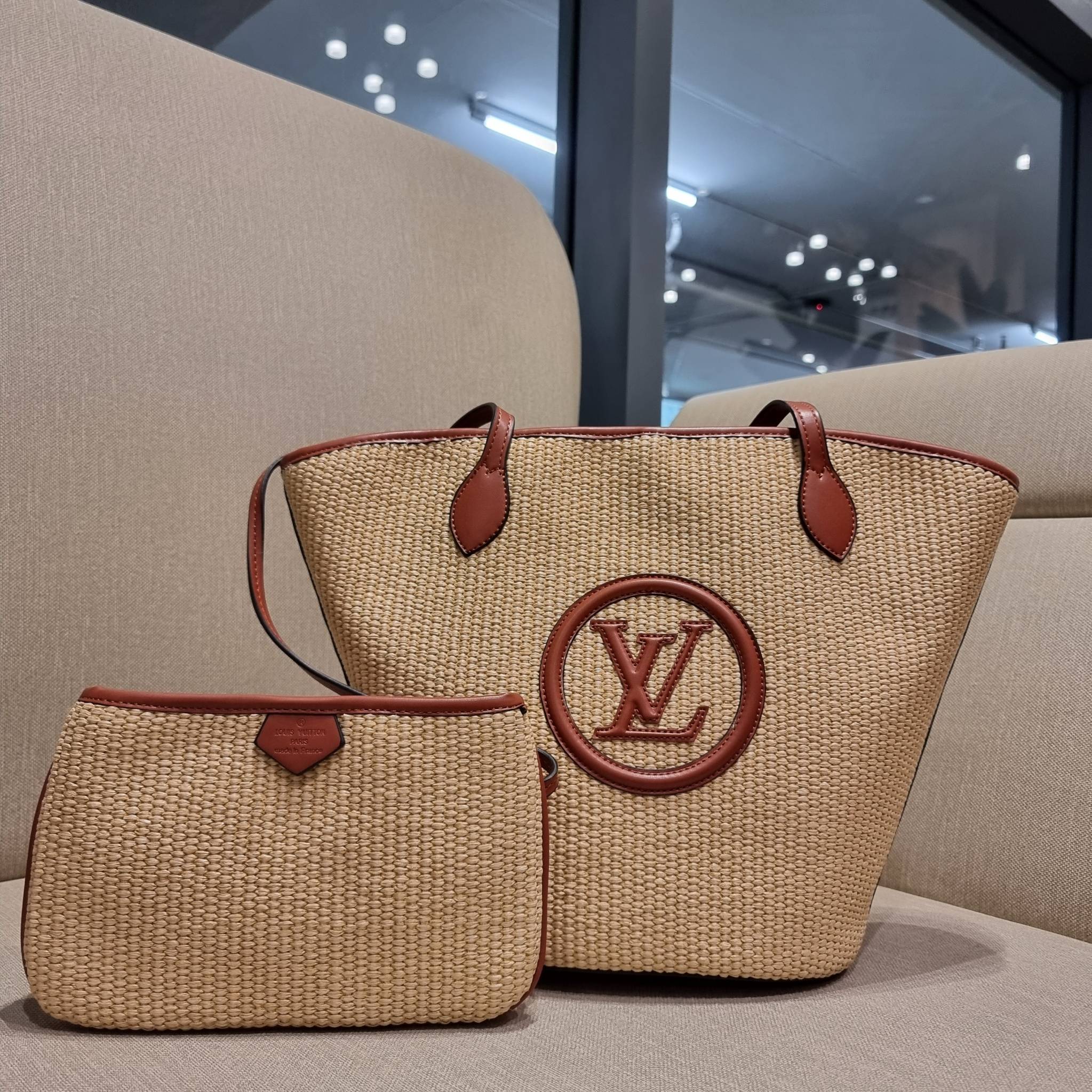 LV SAINT JACQUES LIMITED BAG ไอเท็ม เอ็กซ์คลูซีพจัดมาให้สาวๆโดยเฉพาะ!! กระเป๋าสะพายใบใหญ่รุ่นลิมิเต็ดหายาก ด้วยวัสดุสังเคราห์จากธรรมชาติ สานเต็มใบออกมาเป็นลวดลายสวยงาม และยังโดดเด่นด้วยโลโก้ สีโทนอุ่น ทำให้ไอเท็มนี้ ดูดีน่าค้นหา มาพร้อมใบลูกอีกหนึ่ง ที่สา